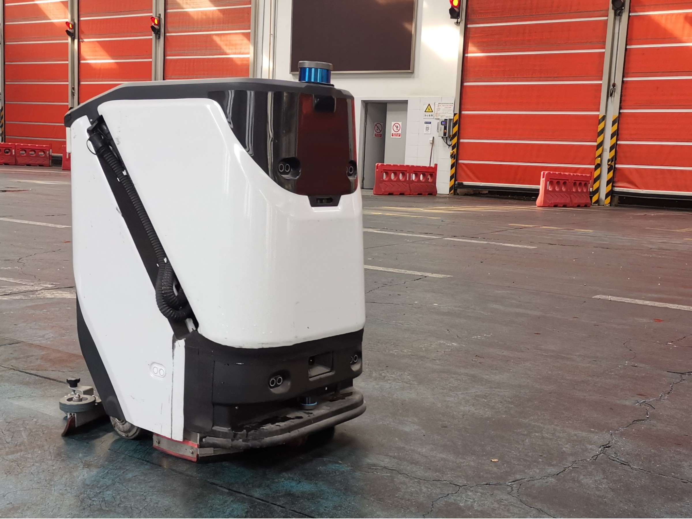 又被隔壁王總秀到了 僅靠一臺無人洗地機，橫掃上萬平車間